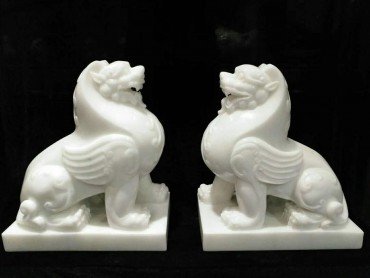 貔貅汉白玉石雕17*30*36CM