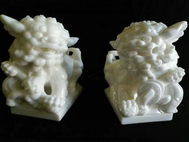 招财狮汉白玉石雕18*27*30CM
