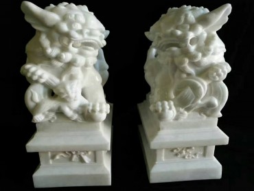 招财狮汉白玉石雕17*22*38CM